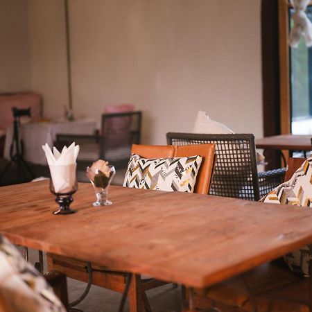 White Wall Riverfront Hotel Kamphaeng Phet Bagian luar foto
