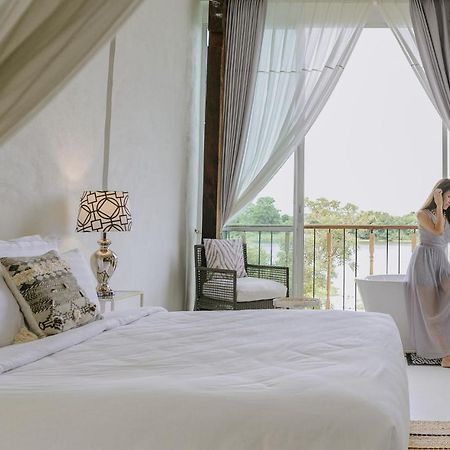 White Wall Riverfront Hotel Kamphaeng Phet Bagian luar foto