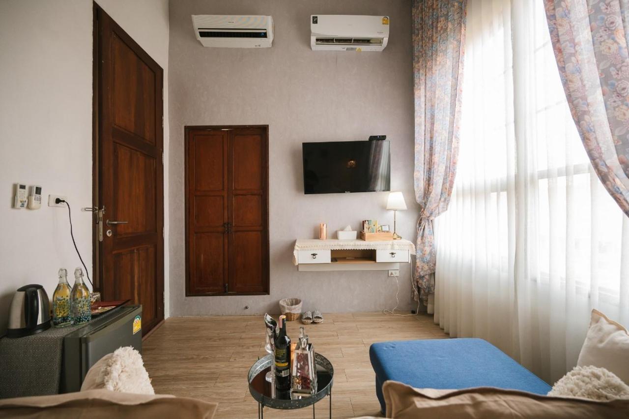 White Wall Riverfront Hotel Kamphaeng Phet Bagian luar foto