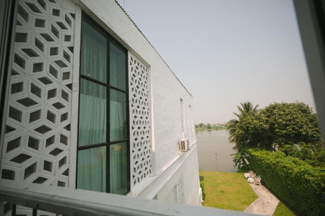 White Wall Riverfront Hotel Kamphaeng Phet Bagian luar foto