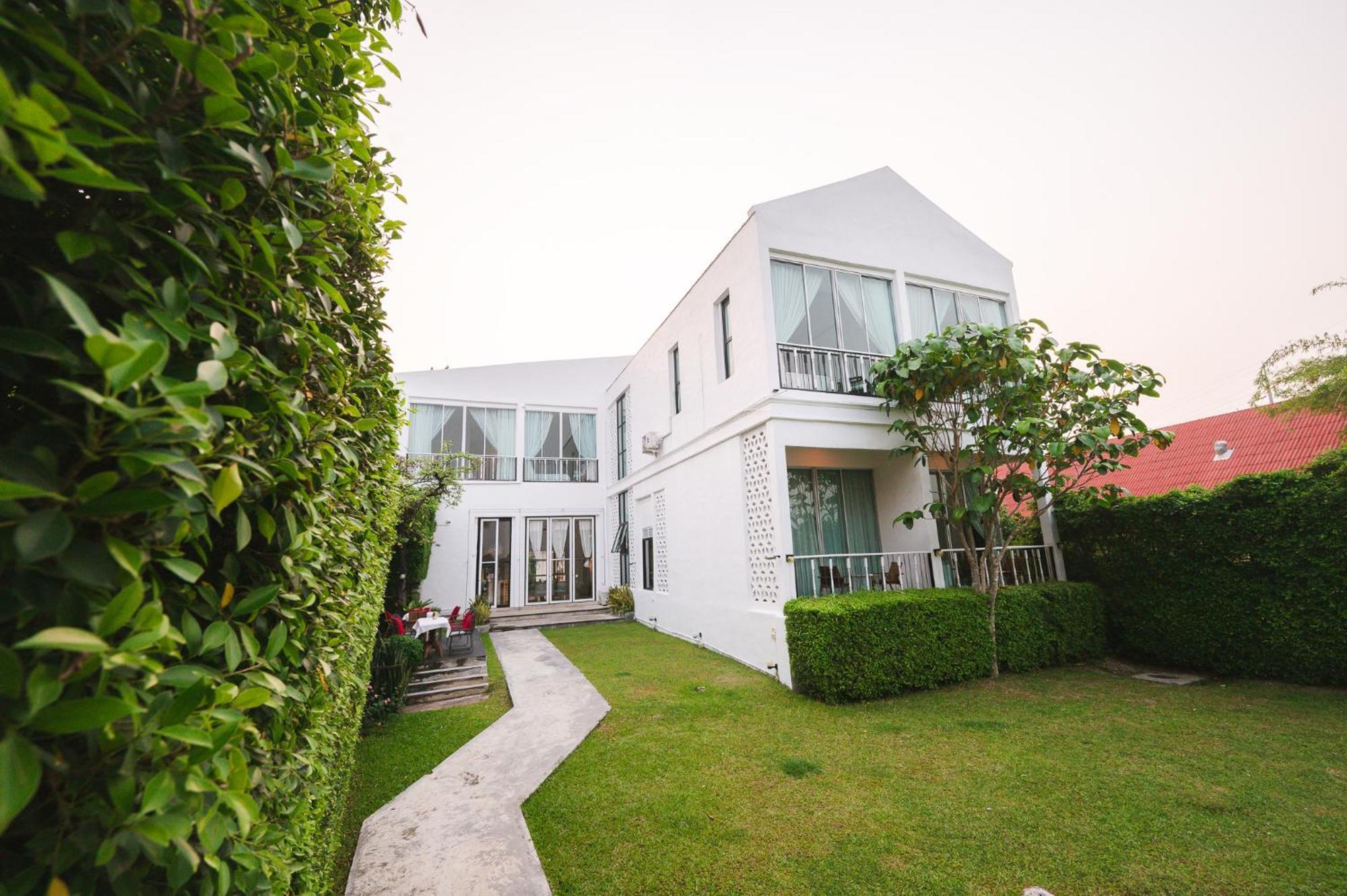White Wall Riverfront Hotel Kamphaeng Phet Bagian luar foto