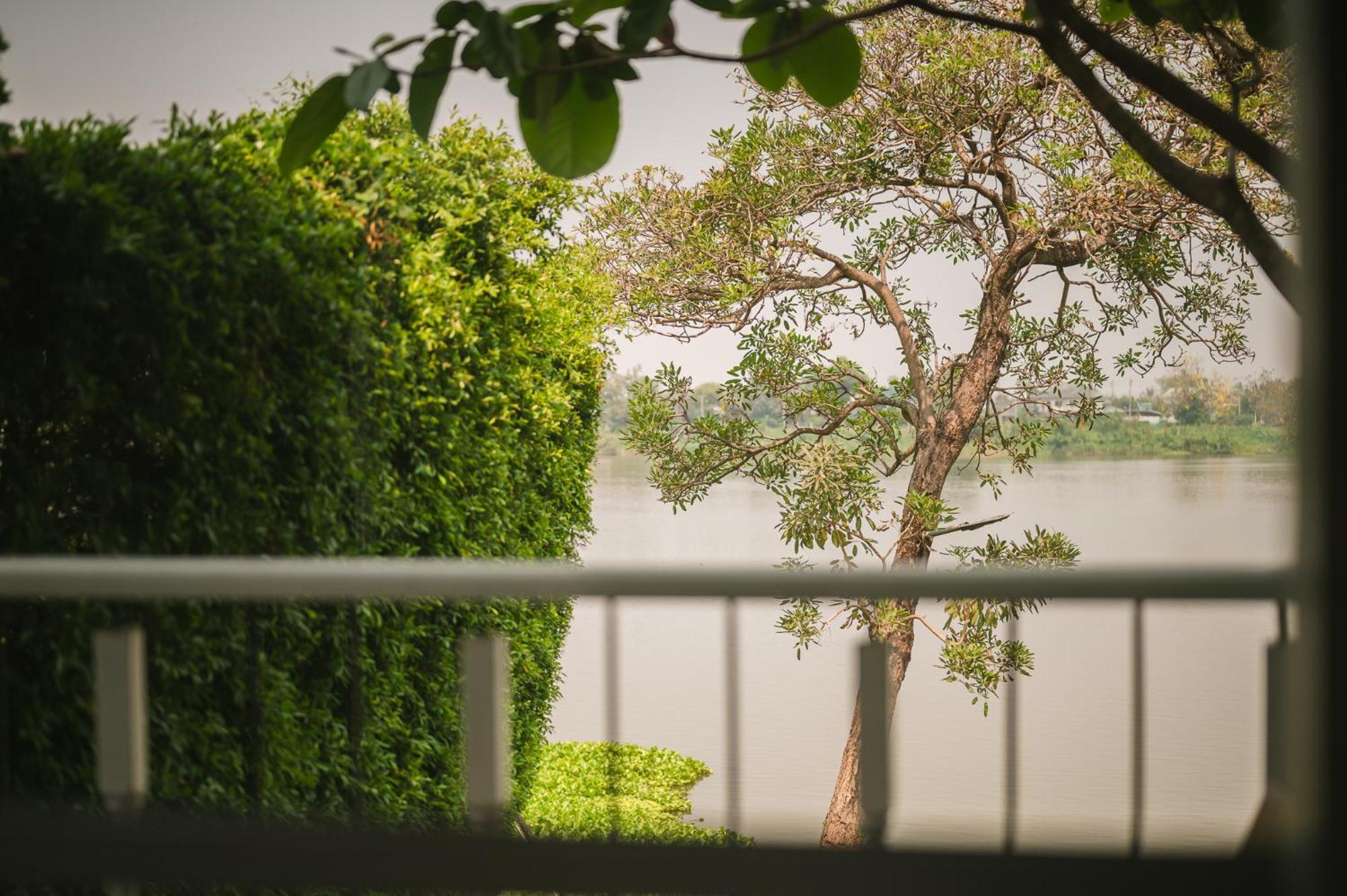 White Wall Riverfront Hotel Kamphaeng Phet Bagian luar foto