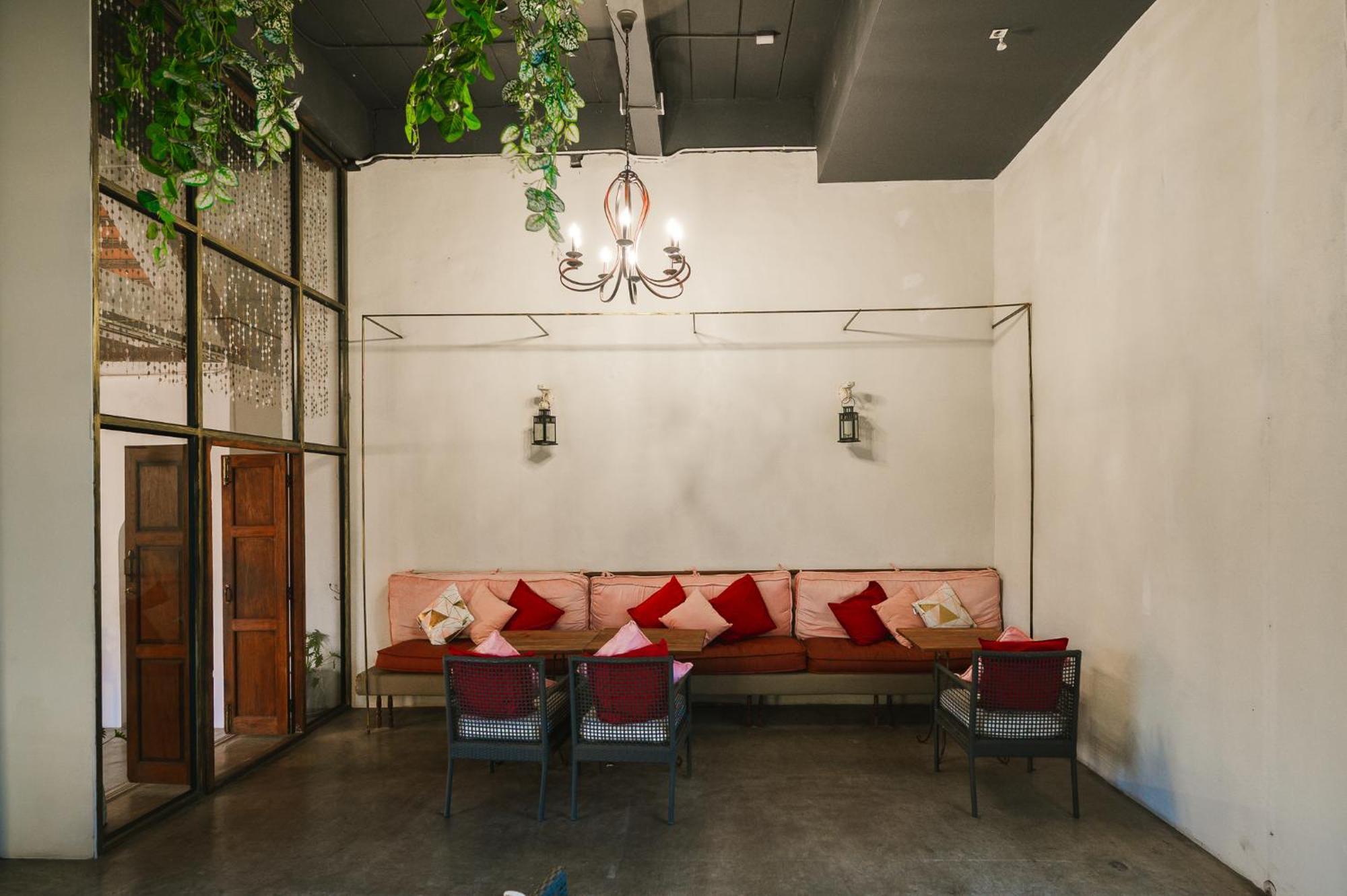 White Wall Riverfront Hotel Kamphaeng Phet Bagian luar foto