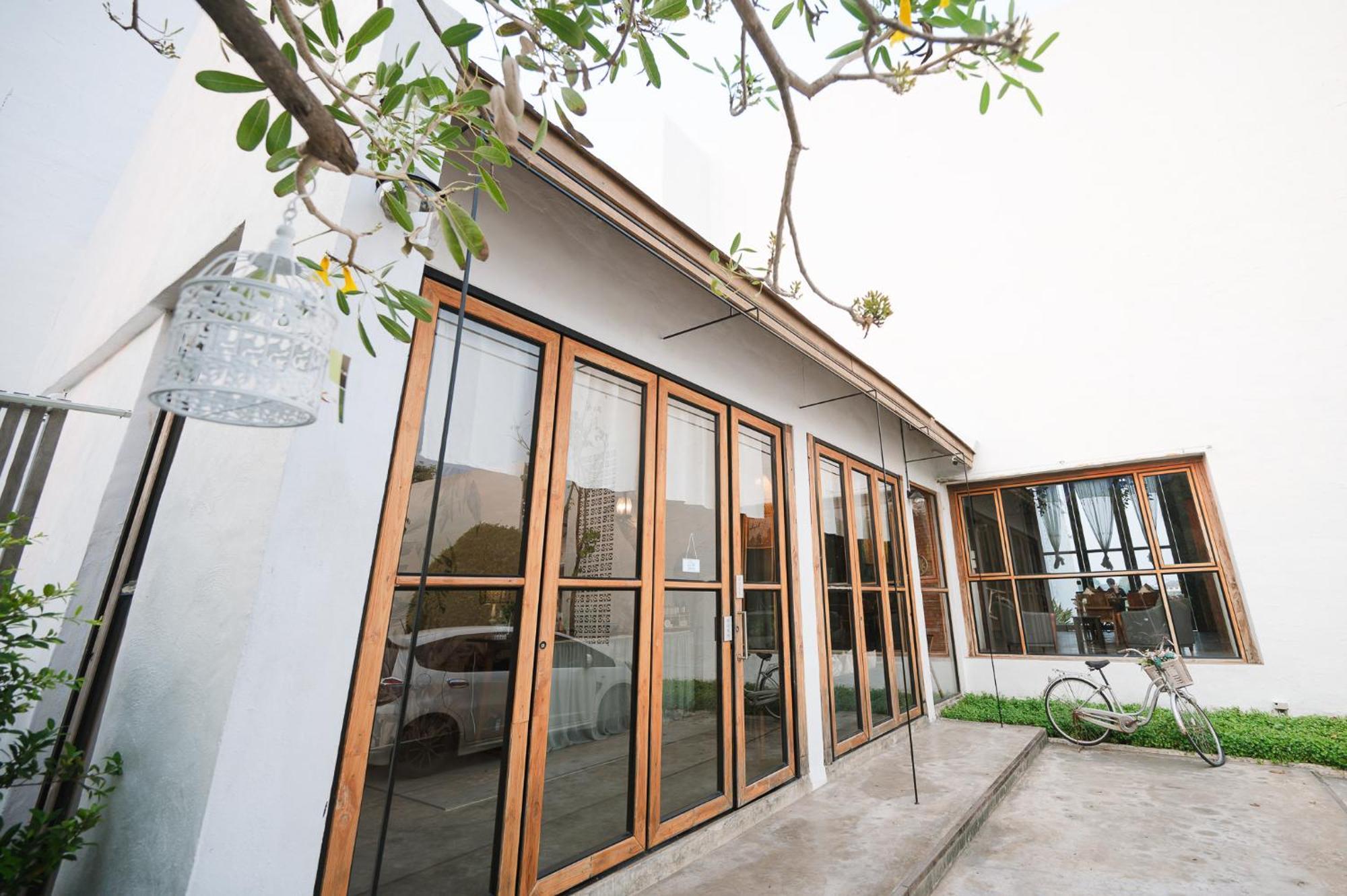 White Wall Riverfront Hotel Kamphaeng Phet Bagian luar foto