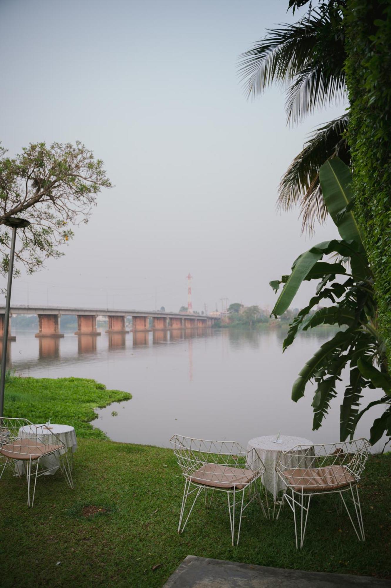 White Wall Riverfront Hotel Kamphaeng Phet Bagian luar foto