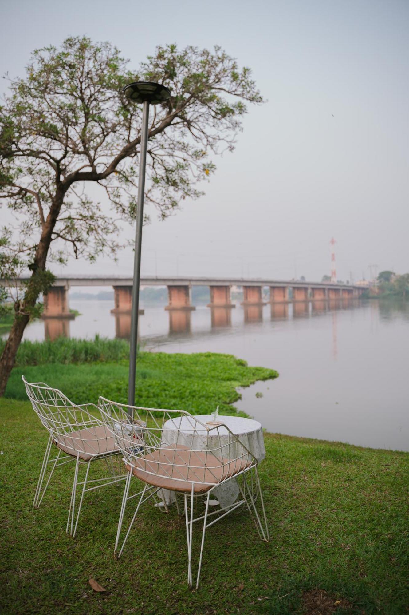 White Wall Riverfront Hotel Kamphaeng Phet Bagian luar foto