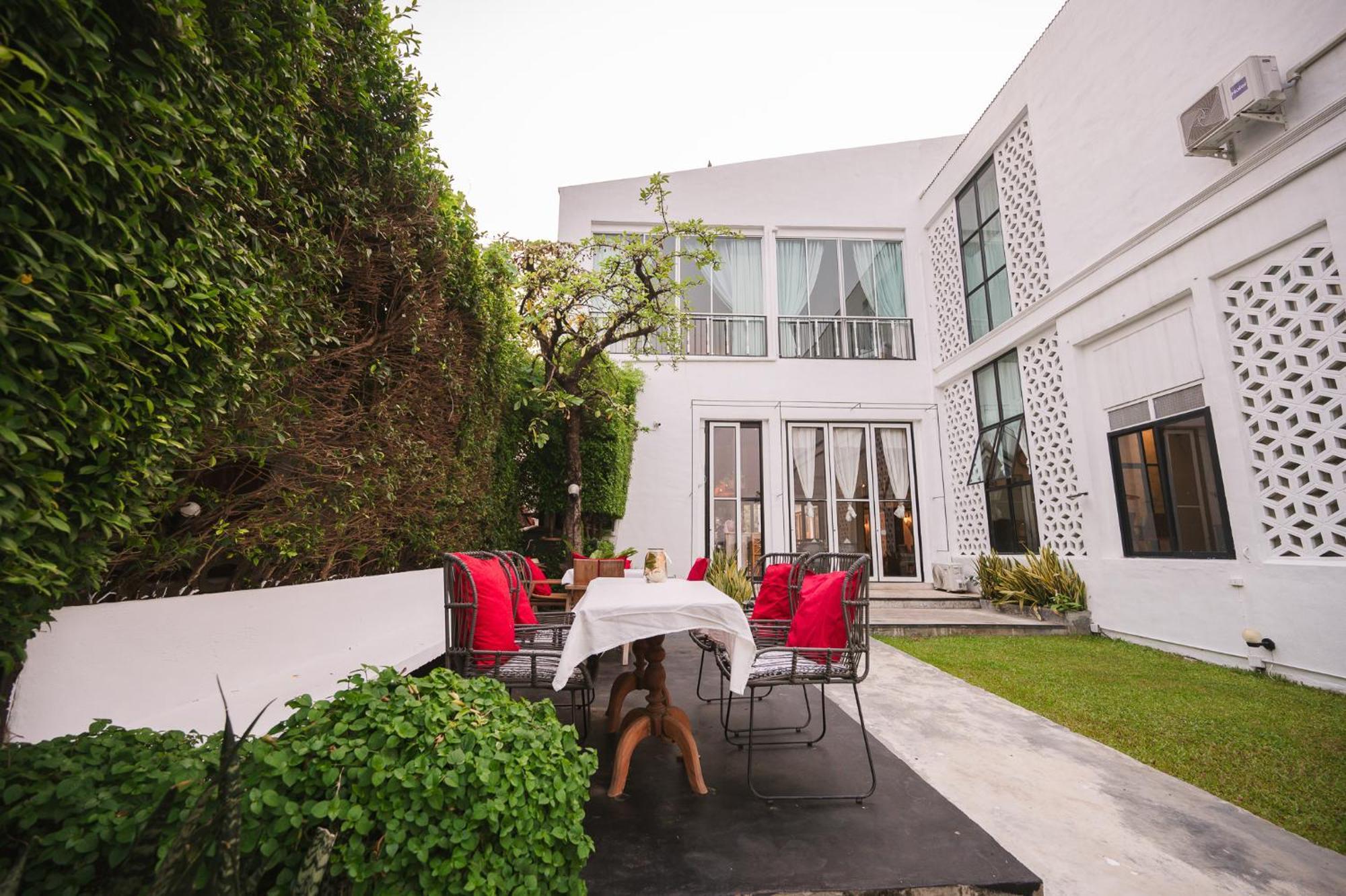 White Wall Riverfront Hotel Kamphaeng Phet Bagian luar foto