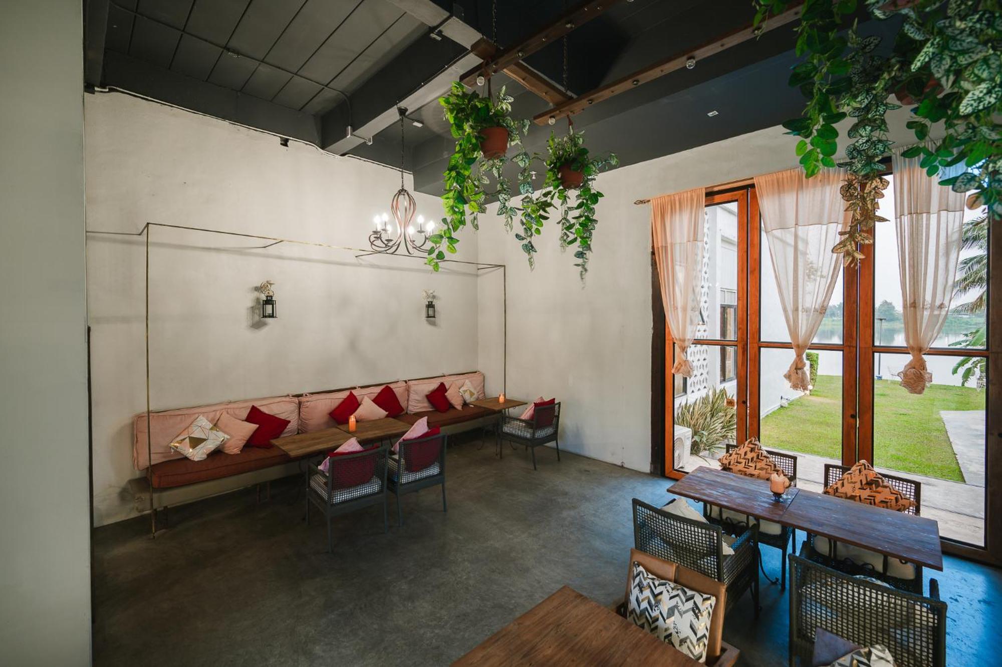 White Wall Riverfront Hotel Kamphaeng Phet Bagian luar foto