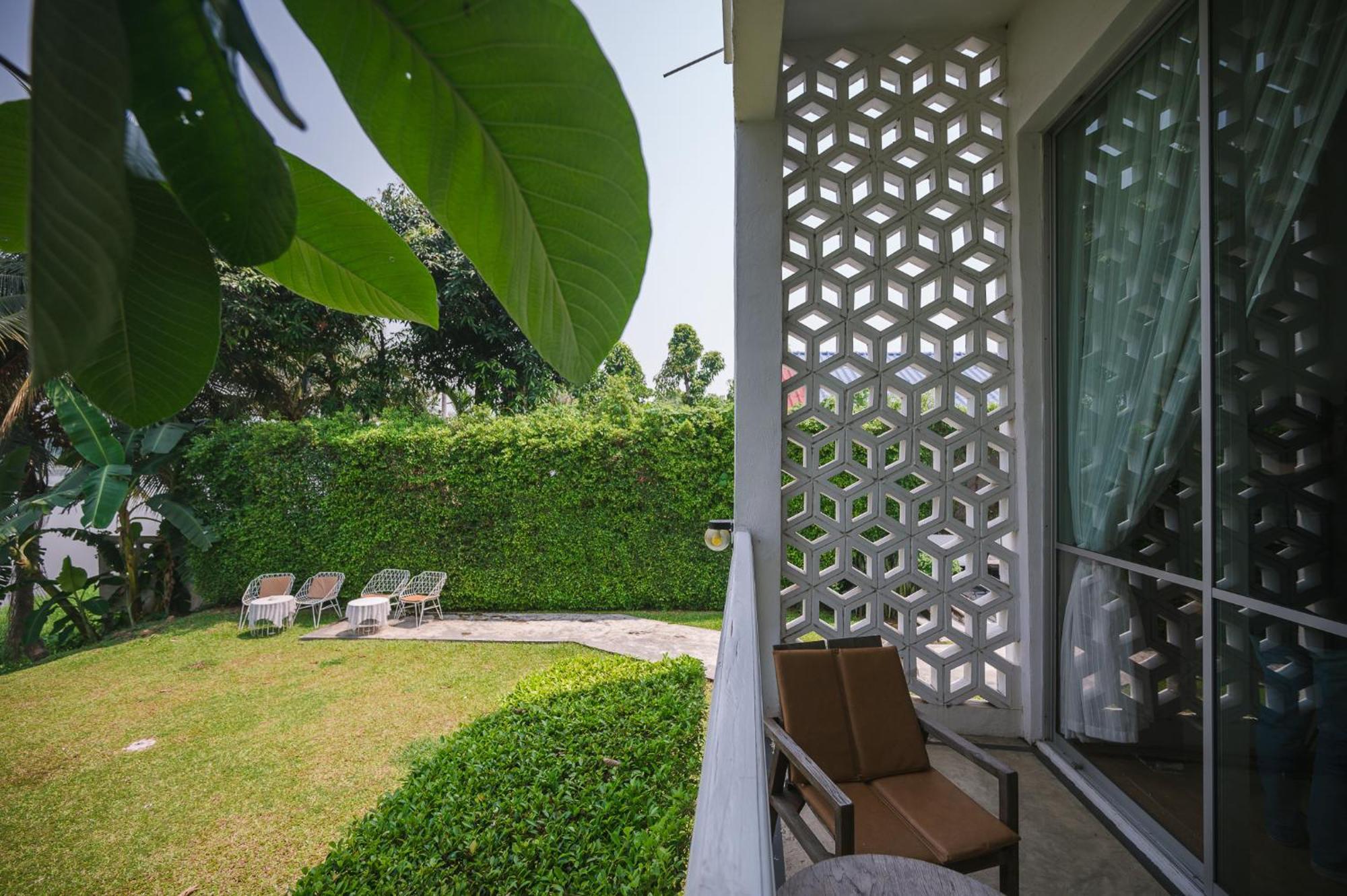 White Wall Riverfront Hotel Kamphaeng Phet Bagian luar foto