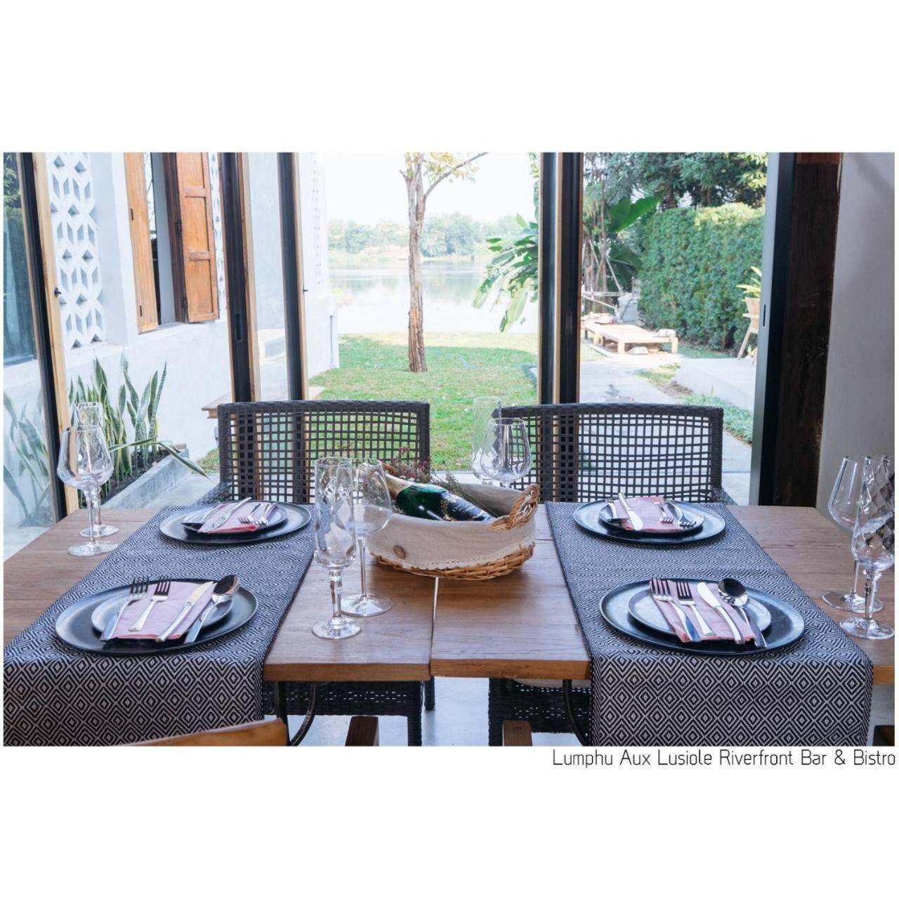 White Wall Riverfront Hotel Kamphaeng Phet Bagian luar foto