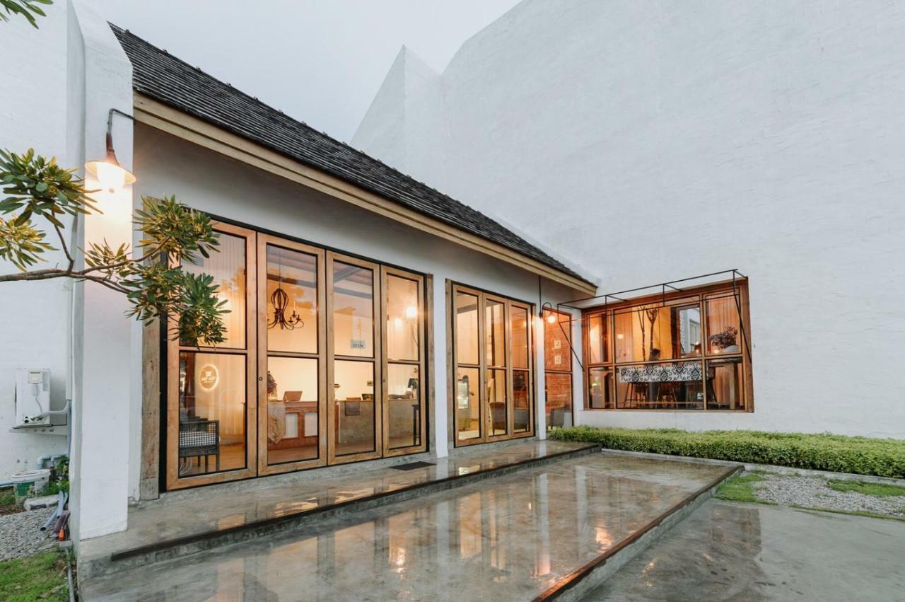White Wall Riverfront Hotel Kamphaeng Phet Bagian luar foto