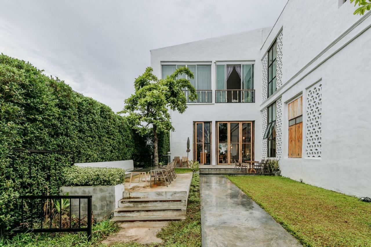 White Wall Riverfront Hotel Kamphaeng Phet Bagian luar foto