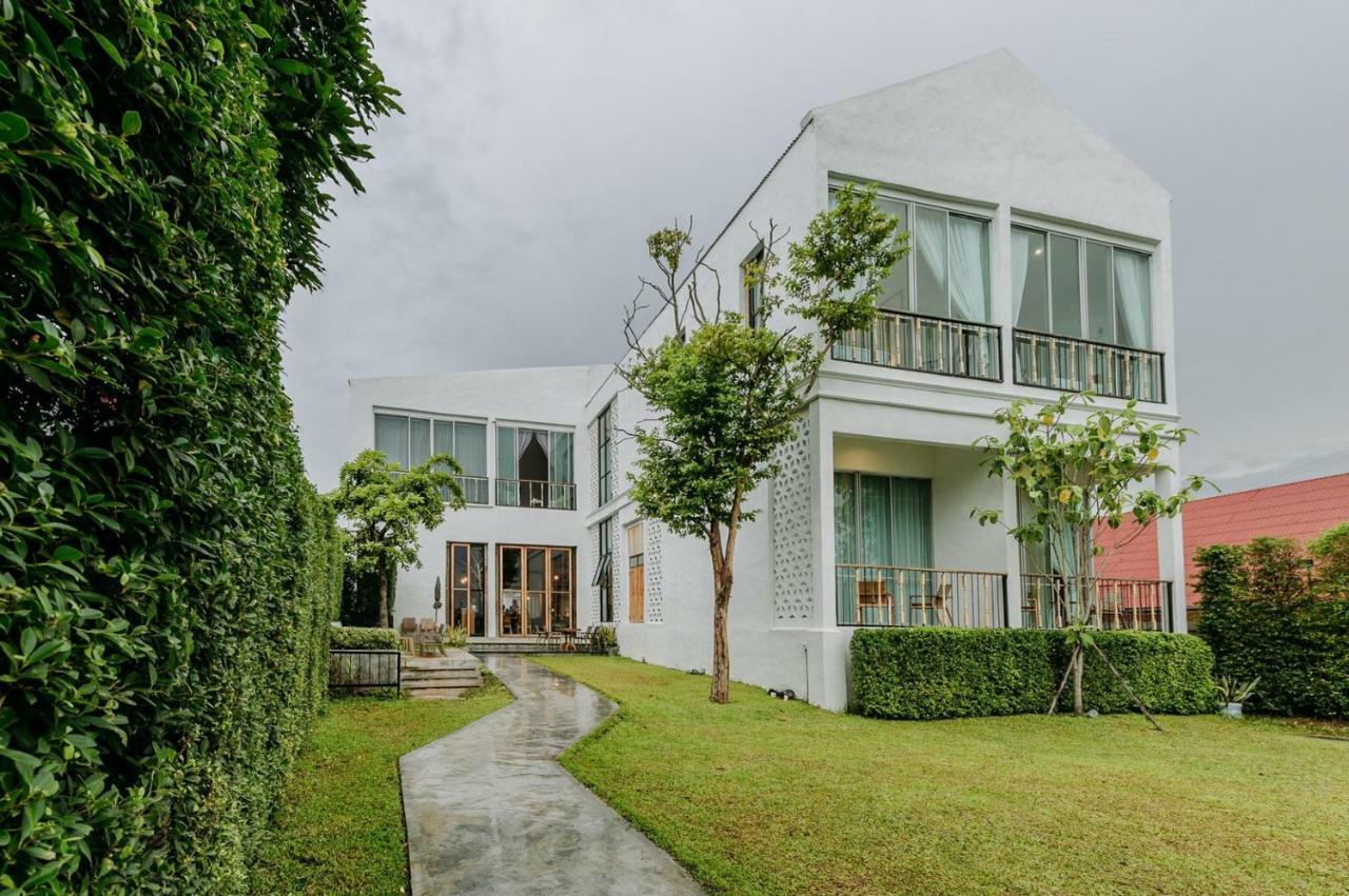 White Wall Riverfront Hotel Kamphaeng Phet Bagian luar foto