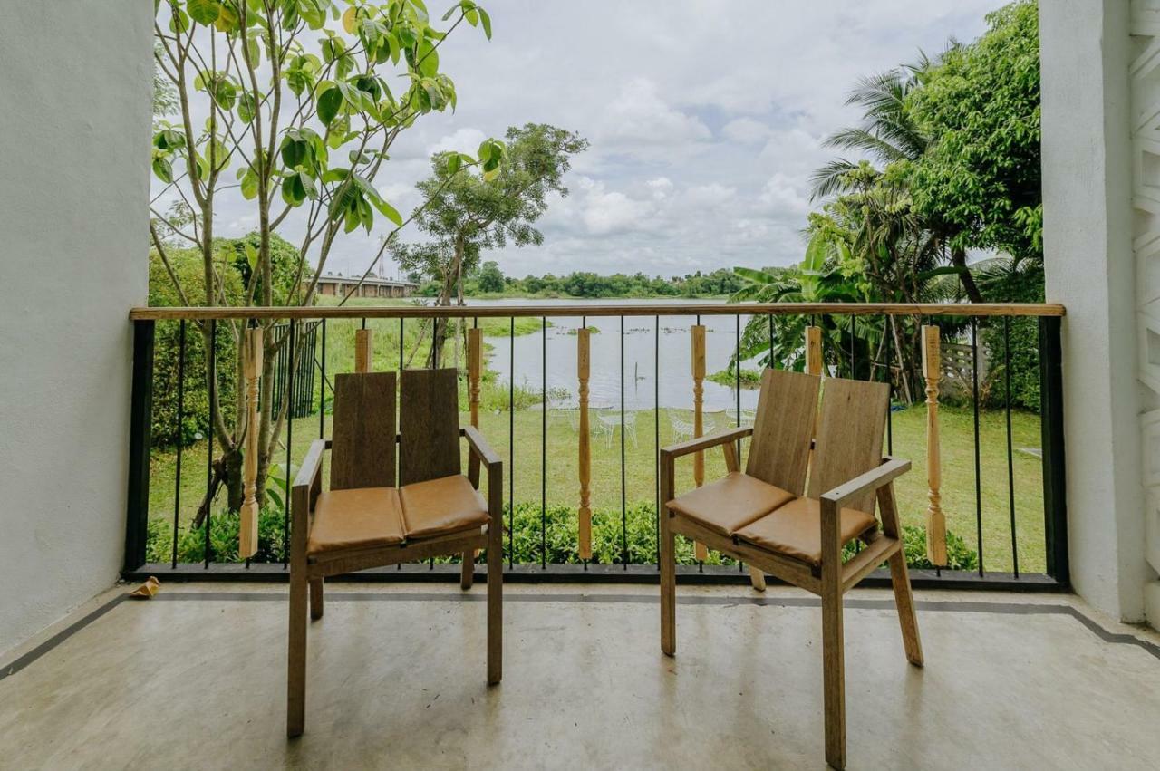 White Wall Riverfront Hotel Kamphaeng Phet Bagian luar foto
