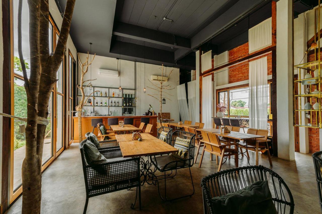 White Wall Riverfront Hotel Kamphaeng Phet Bagian luar foto